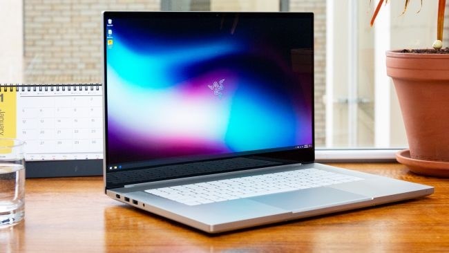Razer Blade 15 Studio Edition: 336 nits; 216% sRGB